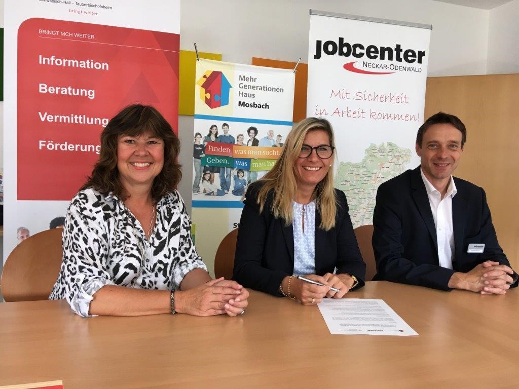 Agenturleiterin Karin Käppel, Michaela Neff und Jochen Münch freuen sich über die erfolgreiche Kooperation